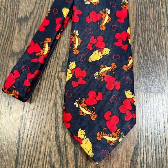 VINTAGE Disney Winnie the Pooh Tigger Hearts Valentines Day Tie - Picture 1 of 4